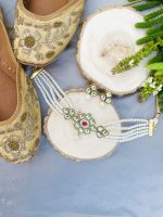 Small kundan set with earrings