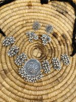 Kirti choker