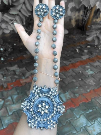 kaya long necklace
