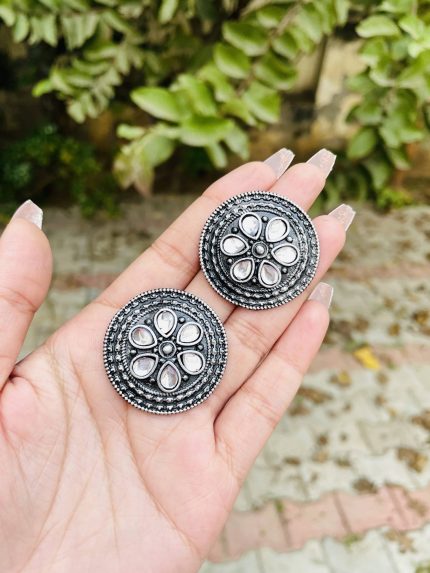 Circle studs