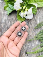 Pearl brass loops earrings - Image 2