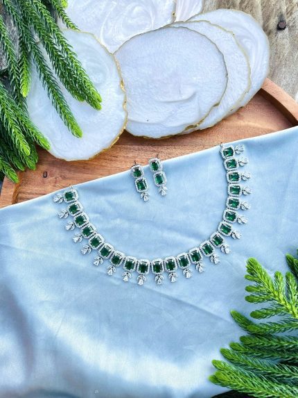 Purva ad necklace green