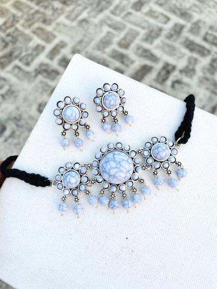 Anjum choker white