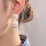2 pearl earrings