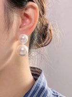 2 pearl earrings