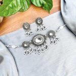 Oval stone choker