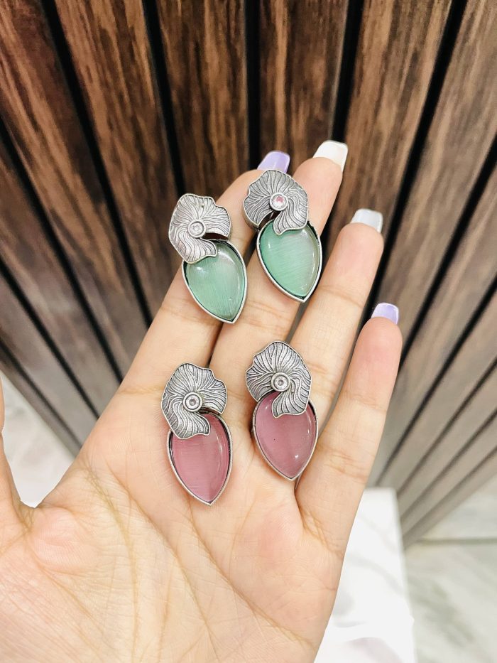 Leaf flower brass earrings - Image 1