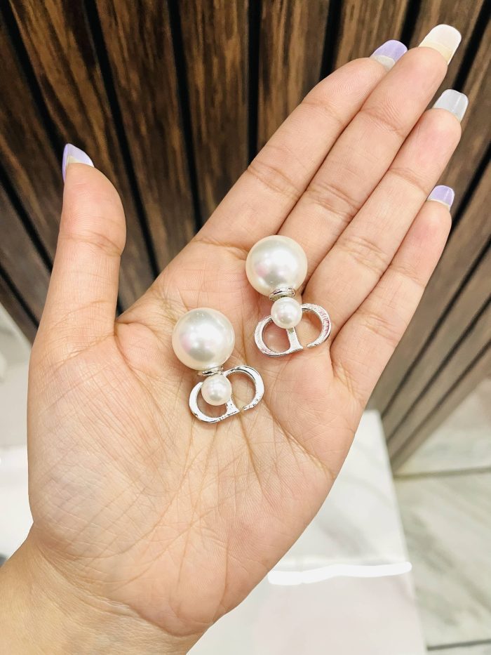 CD pearl earring - Image 4