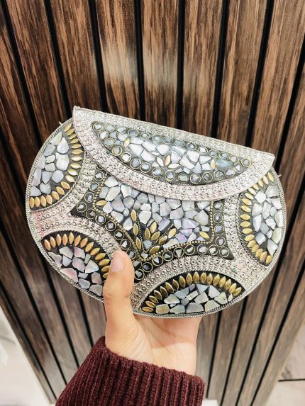 Lavika clutch with sling