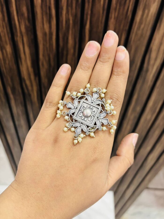Square latkan brass ring - Image 1