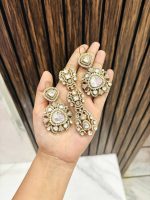 Sara Tendulkar set earrings with mangtika - Image 3