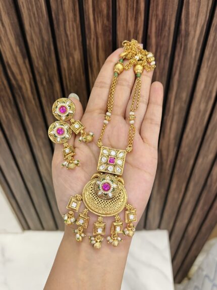 Akira necklace pink