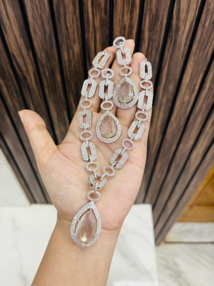 chain pattern necklace white