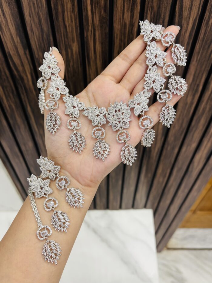 leaf ad necklace - Image 1