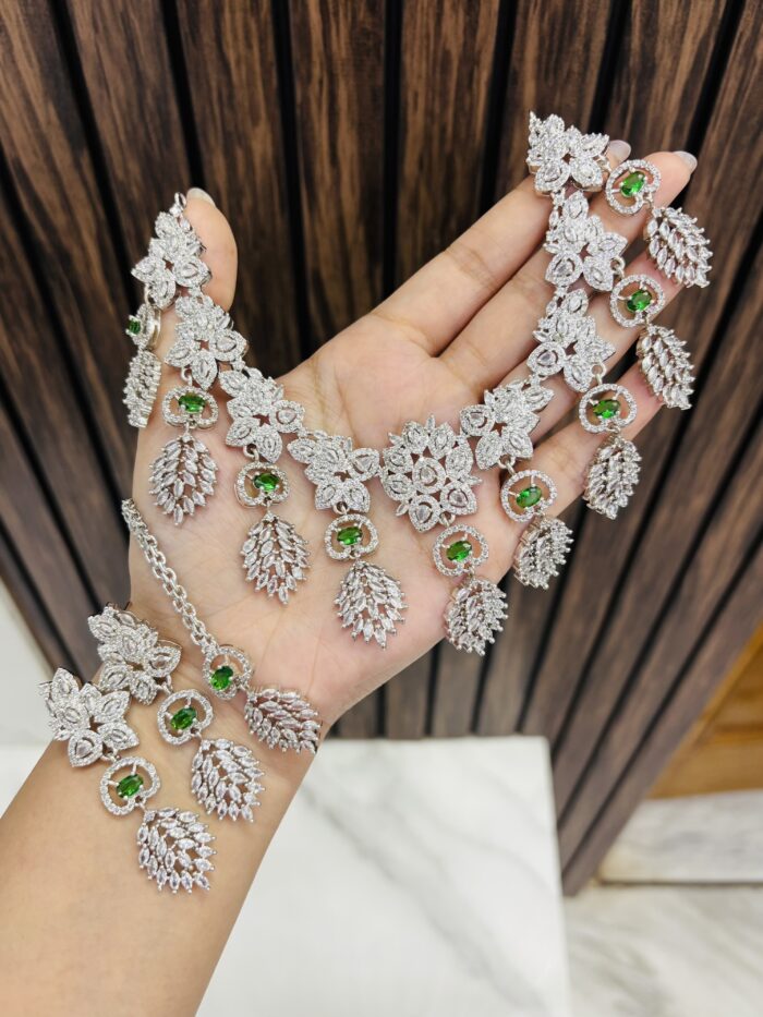 leaf ad necklace Green - Image 1