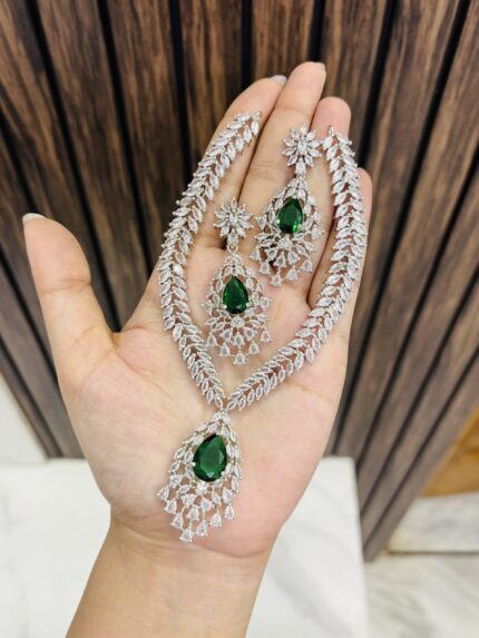 Beautiful ad necklace Green