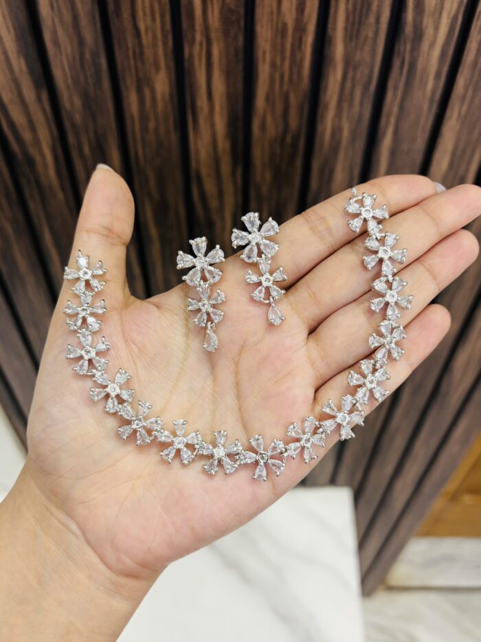 Ad flower necklace - Image 1