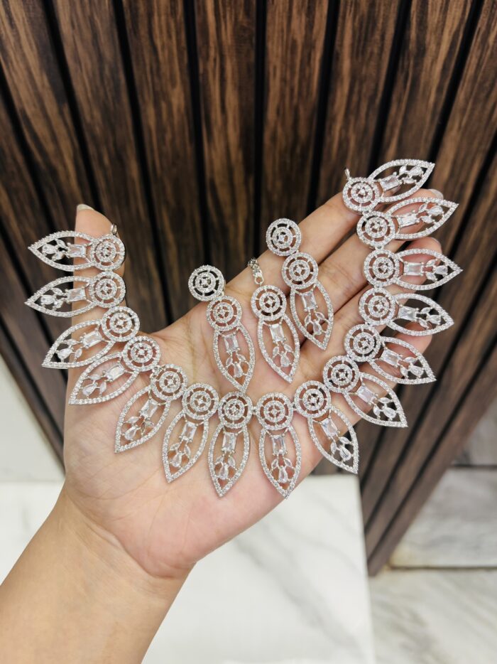 Leaf ad necklace - Image 1
