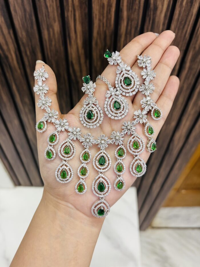 samira ad green necklace - Image 1
