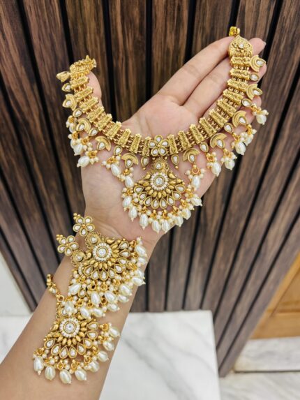 Necklace with earrings and mangtika