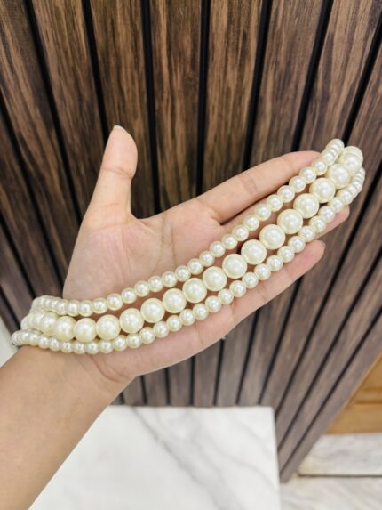 White pearl choker