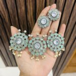Three flower brass choker mint
