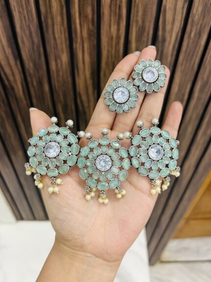 Three flower brass choker mint