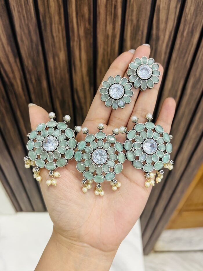Three flower brass choker mint - Image 1