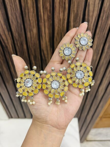 Three flower brass choker yellow