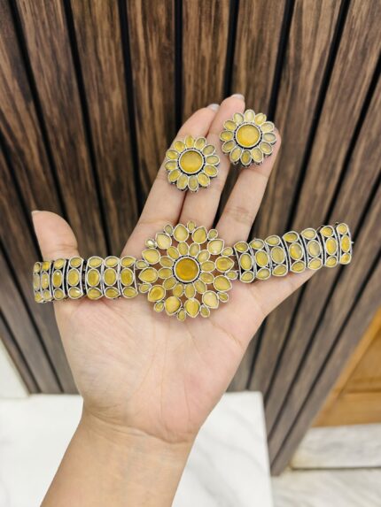 Flower brass choker yellow