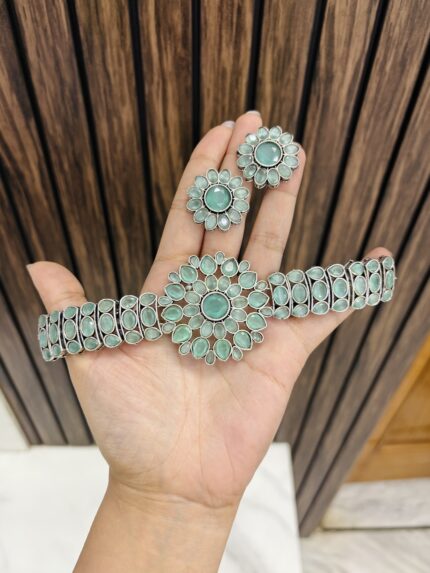 Flower brass choker mint