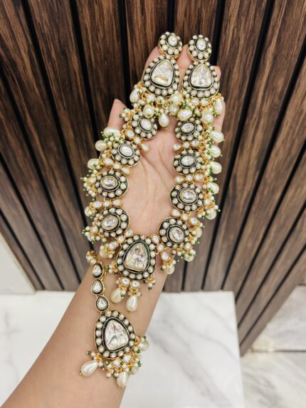kundan necklace with earrings and mangtika