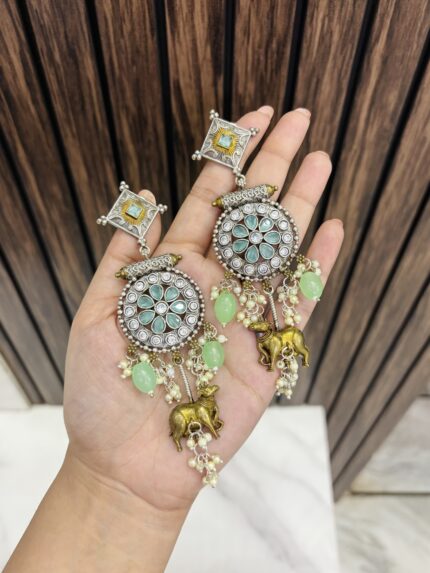 Cow brass earrings mint