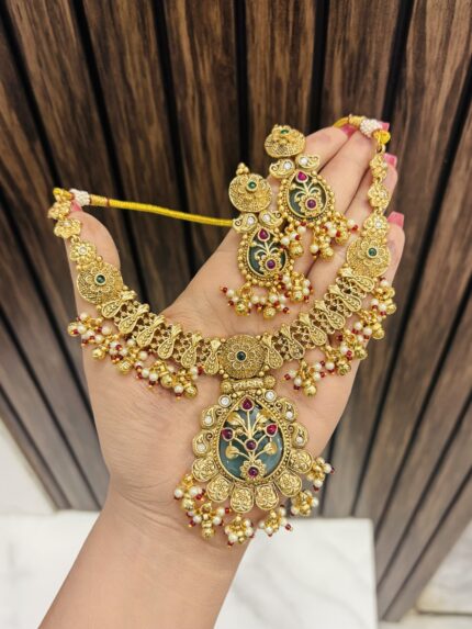 Anya gold a like necklace with earrings mint