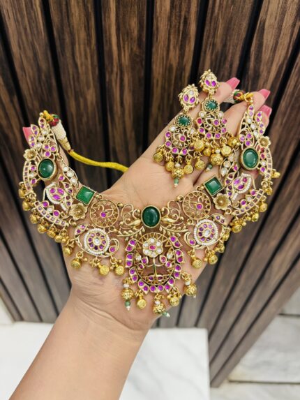 Nia gold a like necklace with earrings green