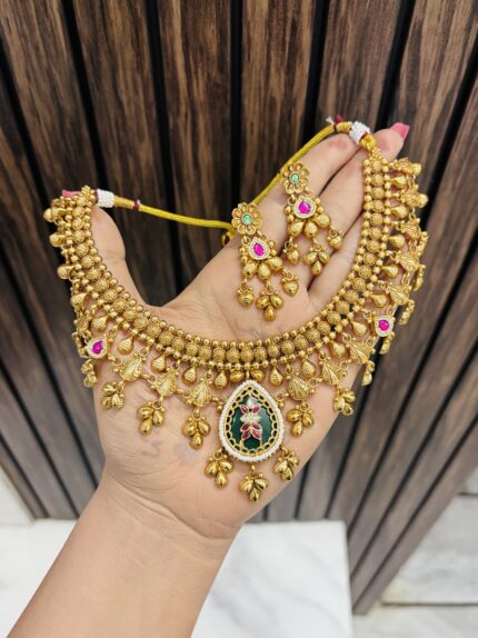 Amruta gold a like necklace with earrings green