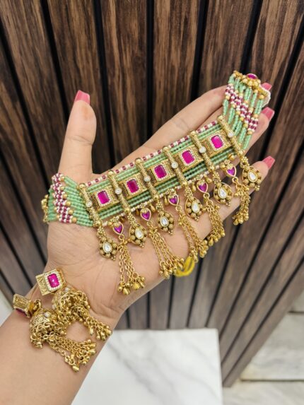 Saraswati gold a like necklace with earrings mint