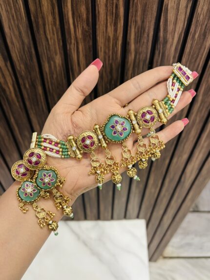 Navleen gold a like necklace with earrings mint