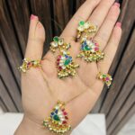 Wire golden necklace with earrings