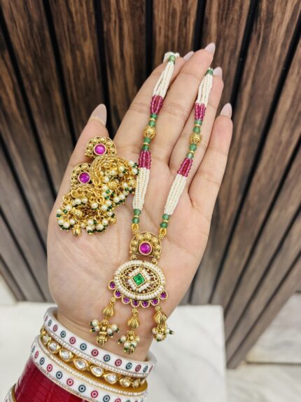 Oval gold a like necklace with earrings