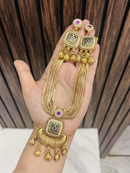 Meenali Square necklace mint