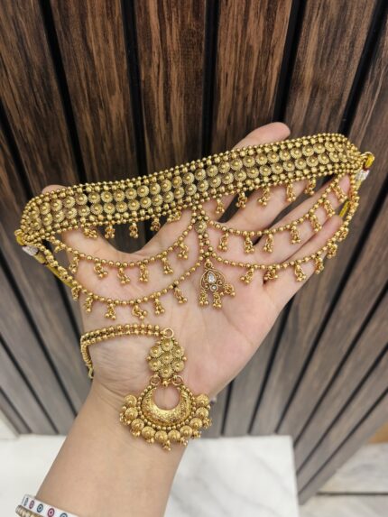 Rashmika necklace with earrings and mangtika