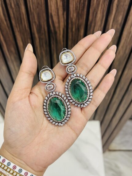 Shalu earrings emerald green
