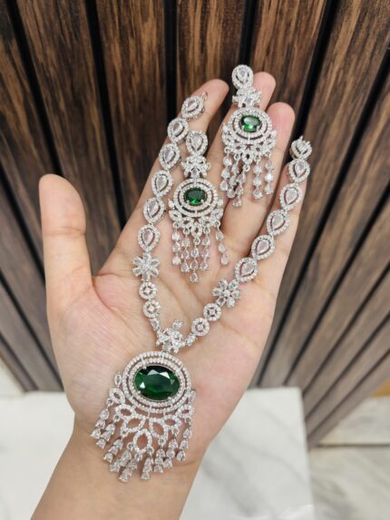 Manvi ad necklace Green