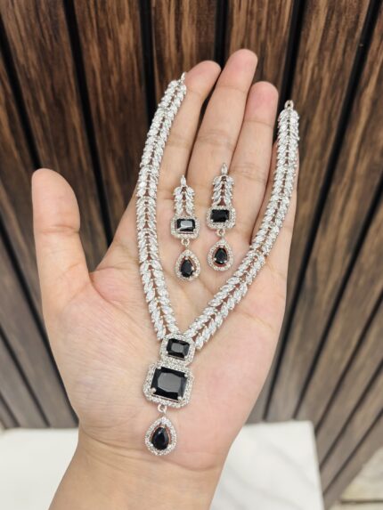 Monika ad necklace black