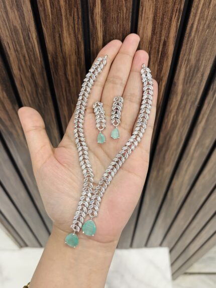 Leaf drop ad necklace mint
