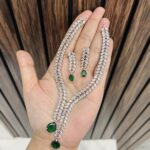 Leaf drop ad necklace green