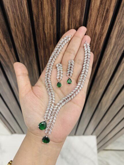 Leaf drop ad necklace green