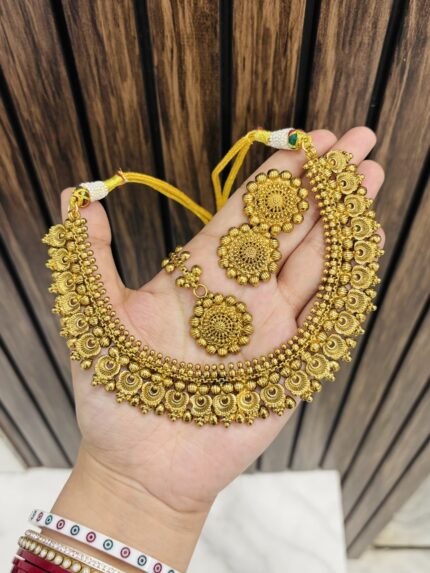 Riddhi Golden necklace with earrings and magtika