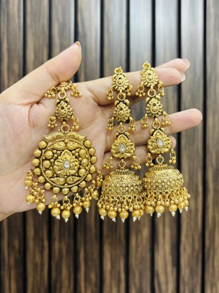 Shalu Earrings with mangtika